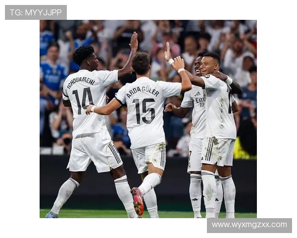 阿隆索正式亮相皇马训练场引发球迷热议 重返旧地开启新篇章