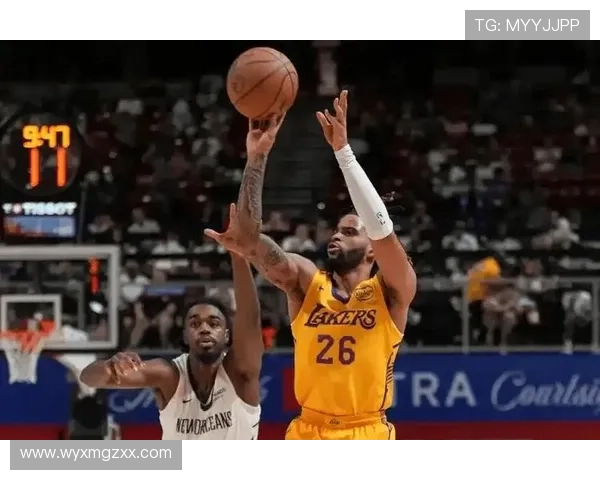 湖人双子星联手轰下六十二分 主场发威轻取黄蜂豪取关键胜利