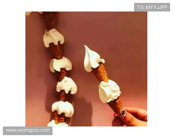 兴奋的小姑娘坐上记分牌展现童真快乐瞬间奇趣故事画面治愈人心