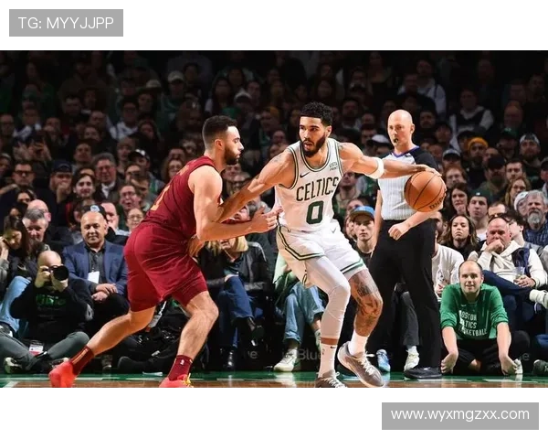 米切尔意外受伤被搀扶离场队内得分王身份岌岌可危